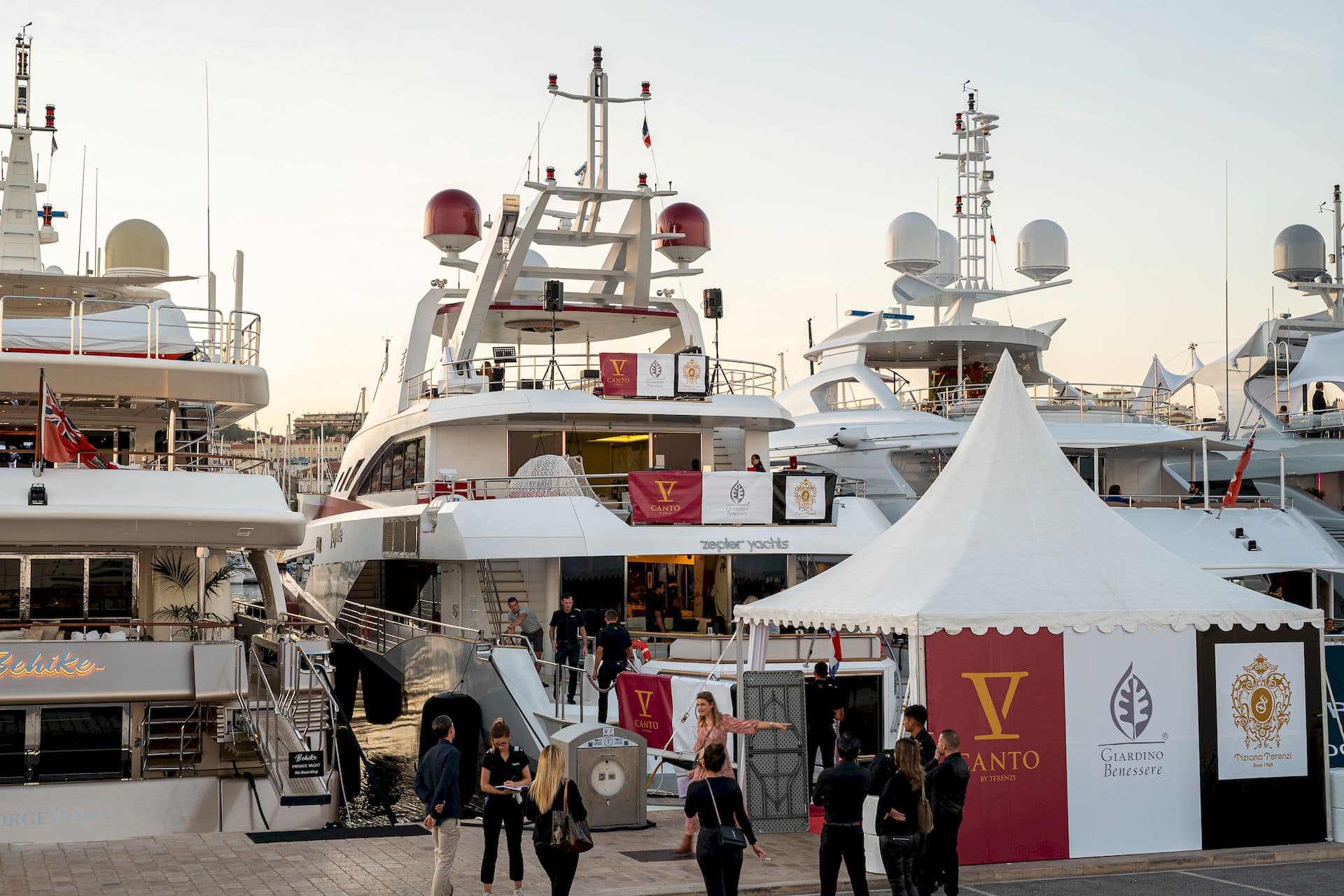 louez-un-yacht-pour-une-soiree-de-luxe-a-quai-a-cannes