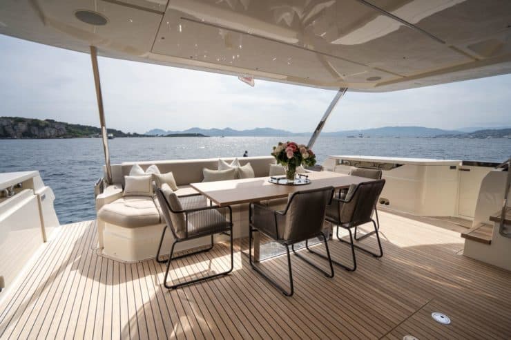 yacht-charter-M-Y-NINETEEN-42