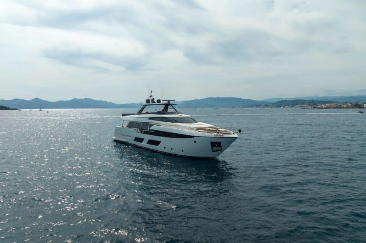 yacht-charter-M-Y-NINETEEN-42