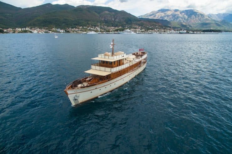 yacht-charter-rental-m-y-over-the-rainbow