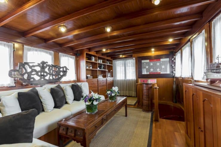 yacht-charter-rental-m-y-over-the-rainbow