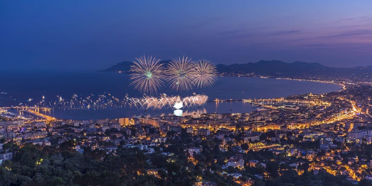louer-un-yacht-pour-assister-aux-feux-dartifices-de-cannes