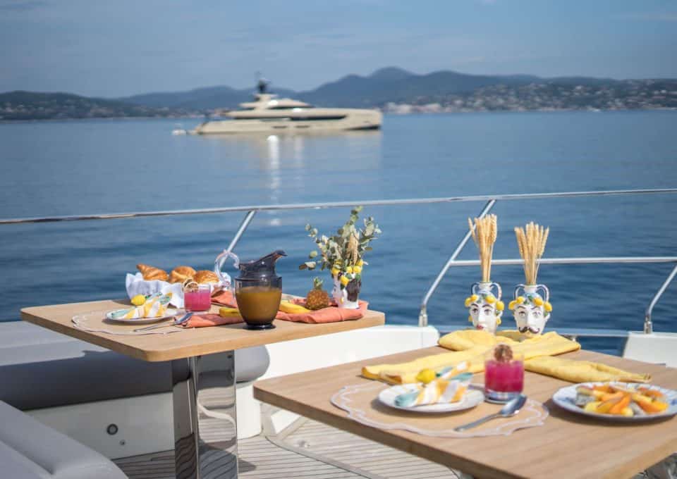 yacht-charter-M-Y-DADDYS-DREAM-2