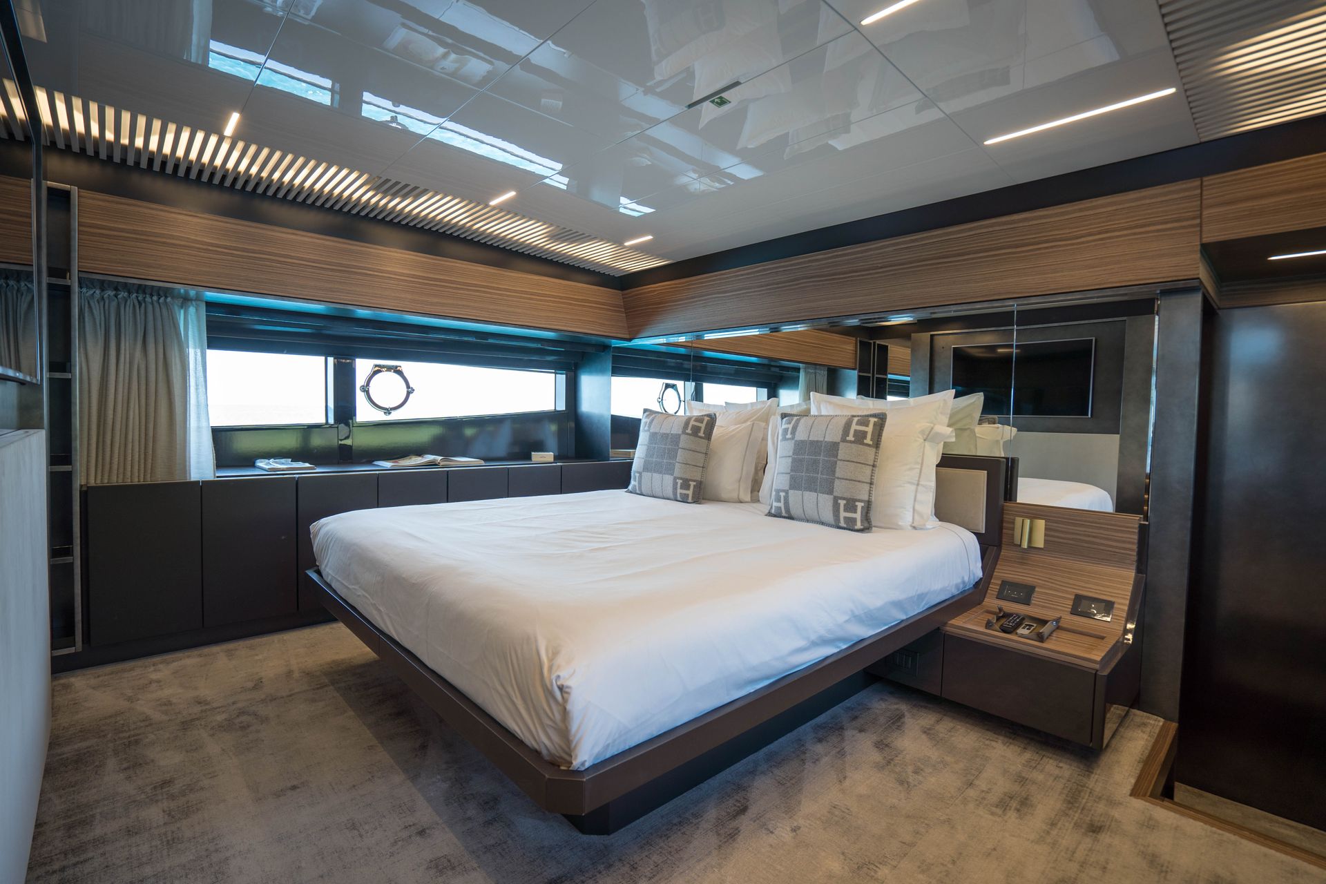 yacht-charter-M-Y-DADDYS-DREAM-2