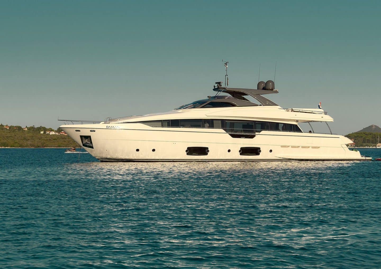 yacht-charter-M-Y-DAMARI