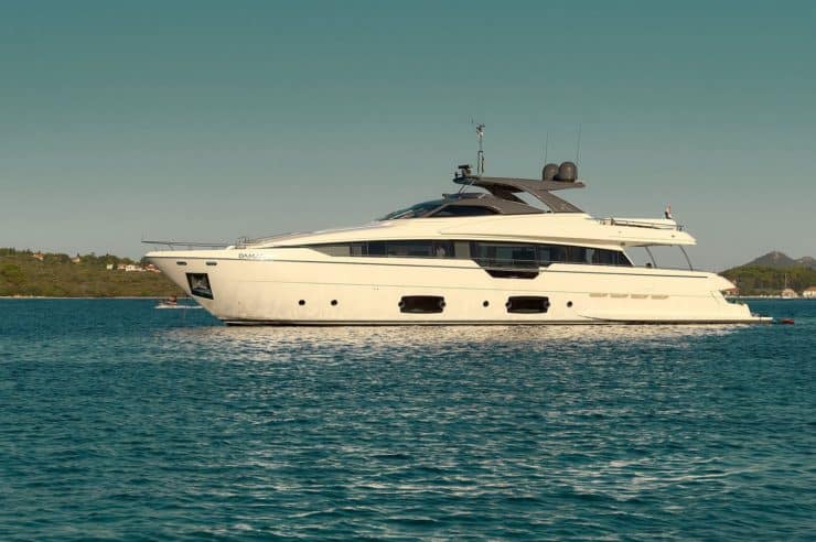 yacht-charter-M-Y-DAMARI