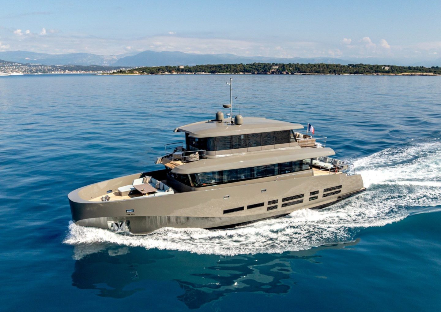 yacht-charter-m-kokonuts-wally