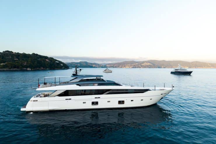 yacht-charter-m-y-aresya