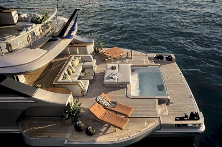 yacht-charter-m-y-cosmico