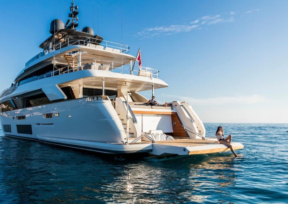 yacht-charter-M-Y-UPSTREAM