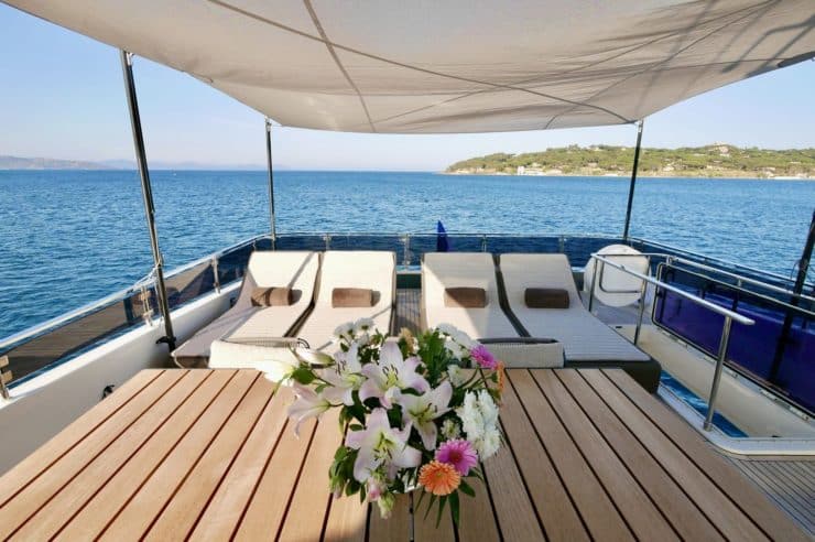 yacht-charter-M-Y-UPSTREAM