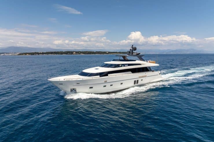 yacht-charter-m-y-calm
