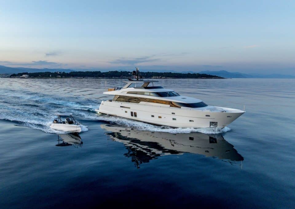 yacht-charter-m-y-calm