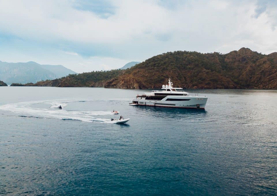 yacht-charter-m-y-heeus