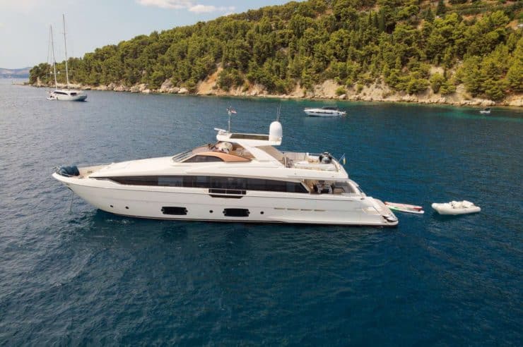 yacht-charter-m-y-iva