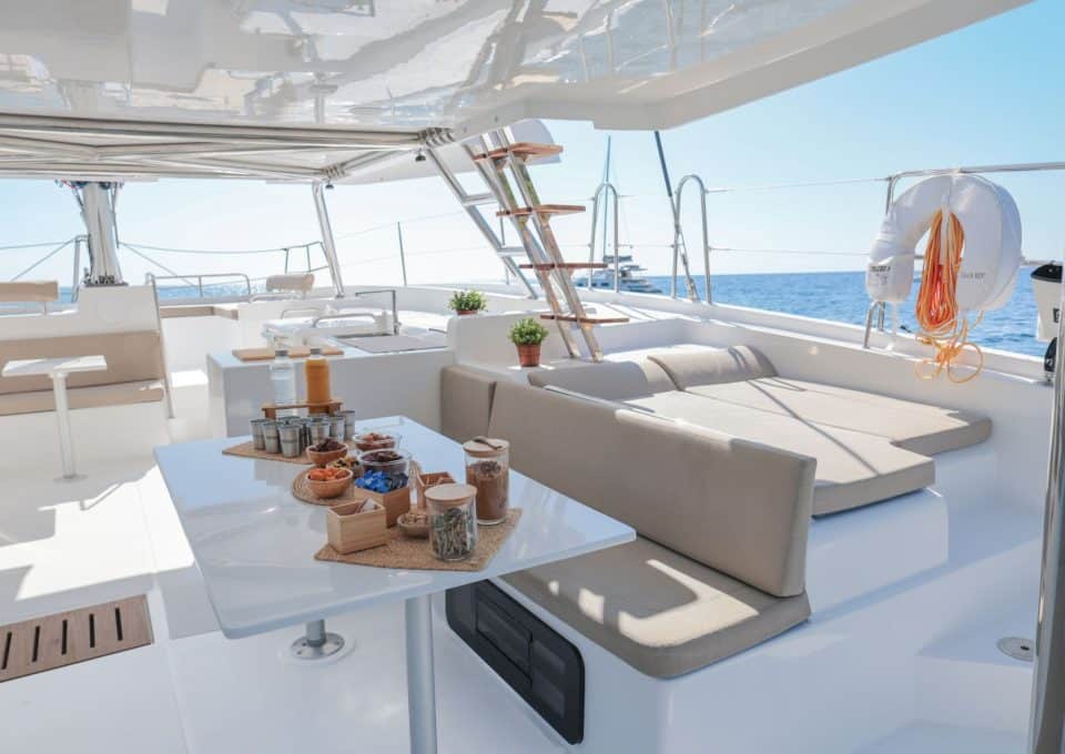 Day-charter-rental-maxi-catamaran-s-y-aventura-3