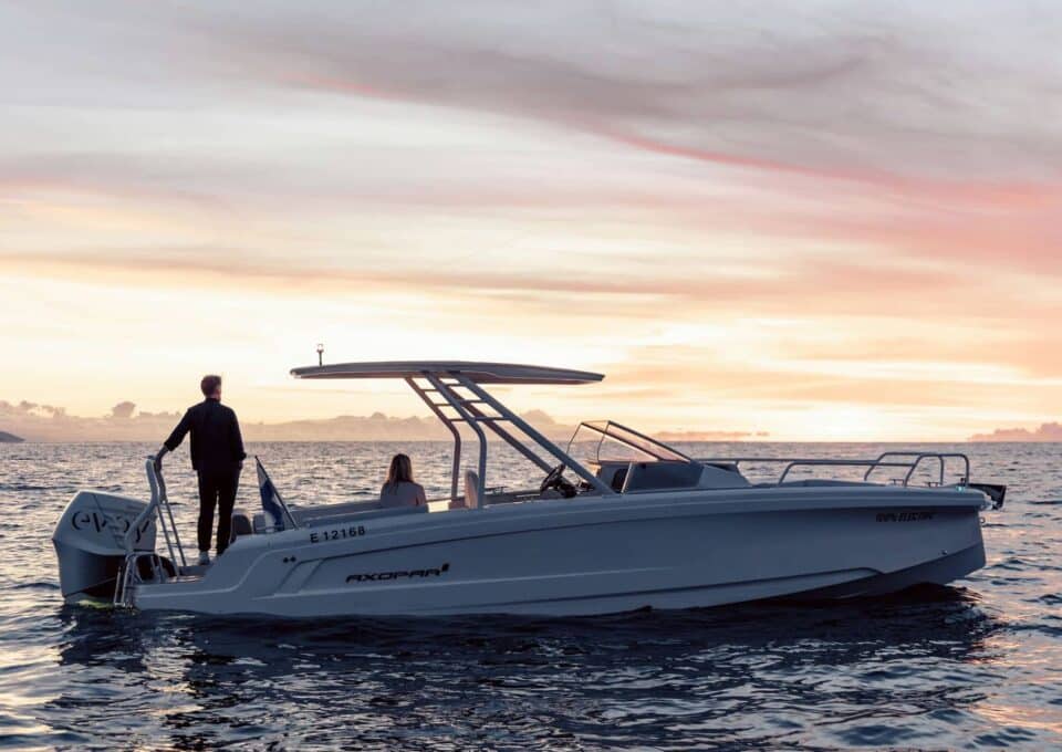 location-journée-yacht-s-y-Axopar-25-Cross-Top