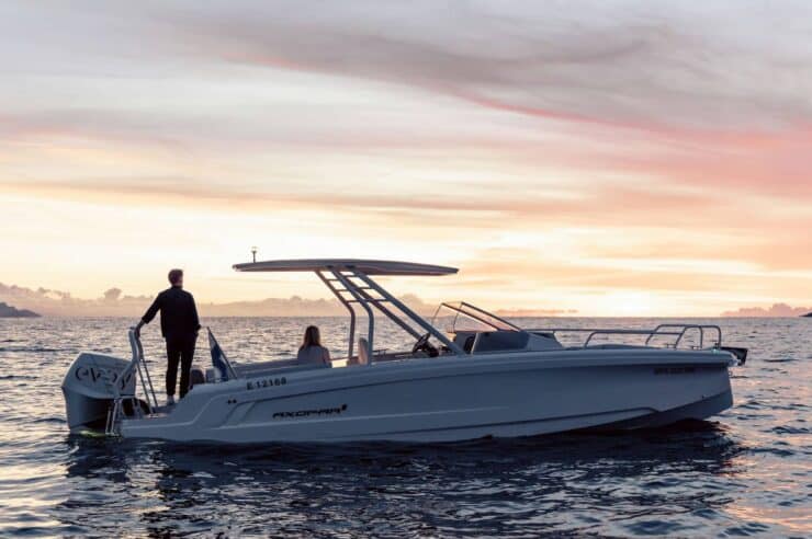 day-charter-yacht-rental-m-y-axopar-25-cross-top