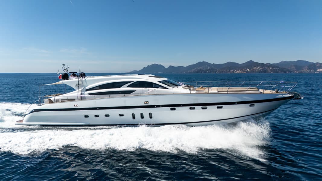 yacht-charter-m-y-goldfinger