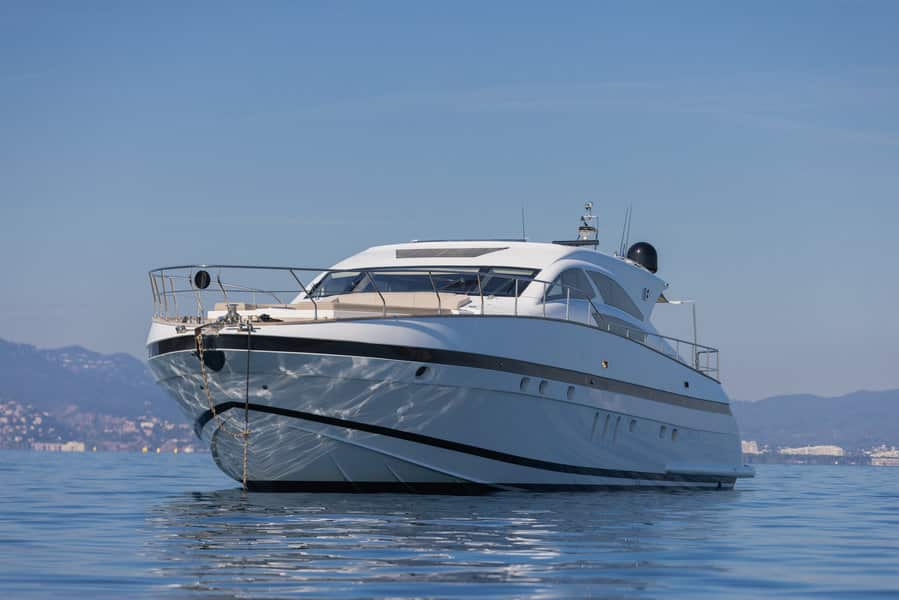 yacht-charter-m-y-goldfinger
