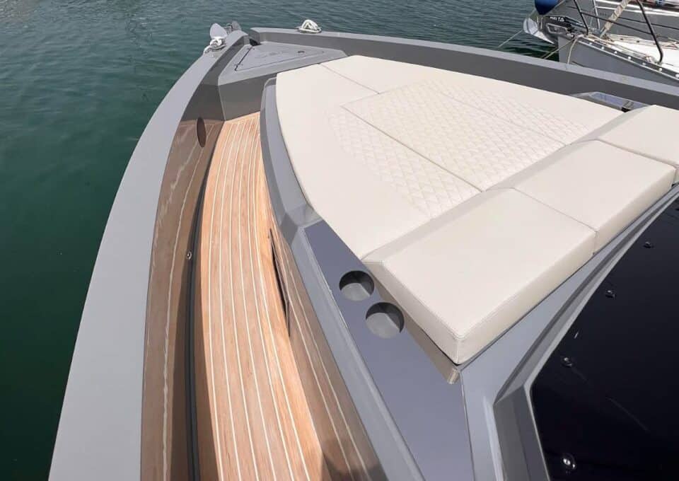 day-charter-yacht-rental-m-y-DeAntonio-36