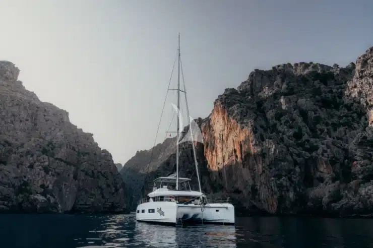 Yacht Charter ALMOSTA ROAD Lagoon exterior