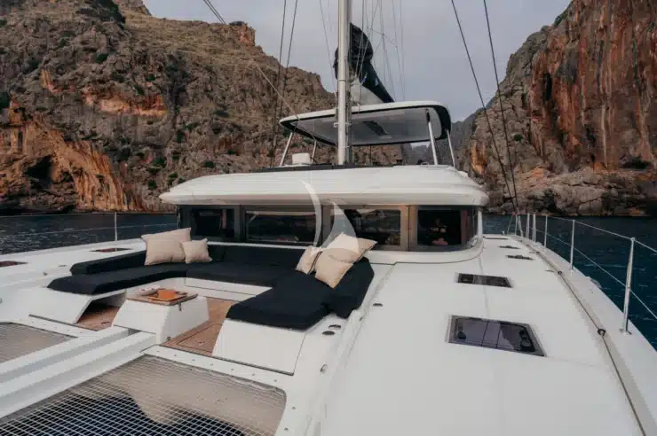 Yacht Charter ALMOSTA ROAD Lagoon exterior