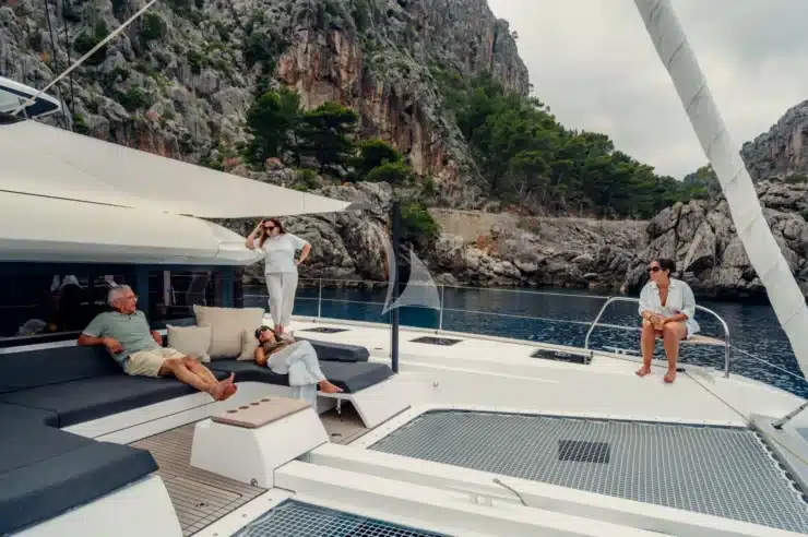 Yacht Charter ALMOSTA ROAD Lagoon exterior