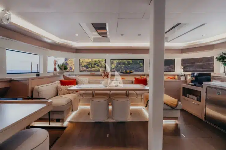 Yacht Charter ALMOSTA ROAD Lagoon interior
