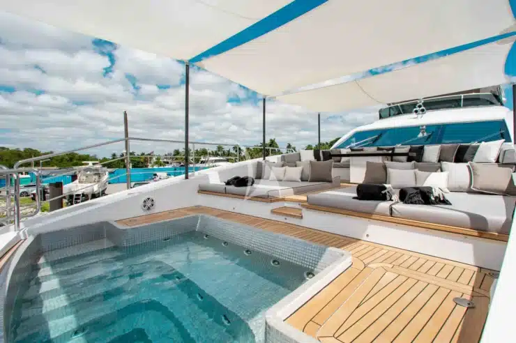 Yacht Charter EMINA Benetti exterior