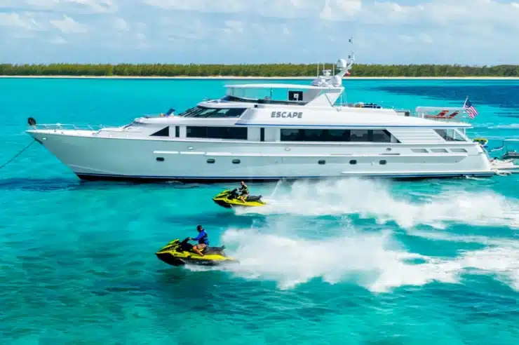 Yacht Charter ESCAPE Hatteras exterior