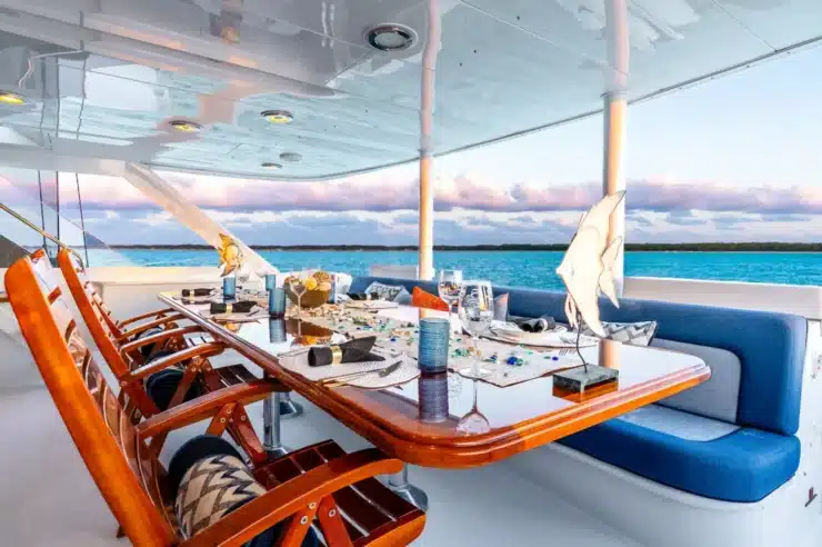 Yacht Charter ESCAPE Hatteras exterior