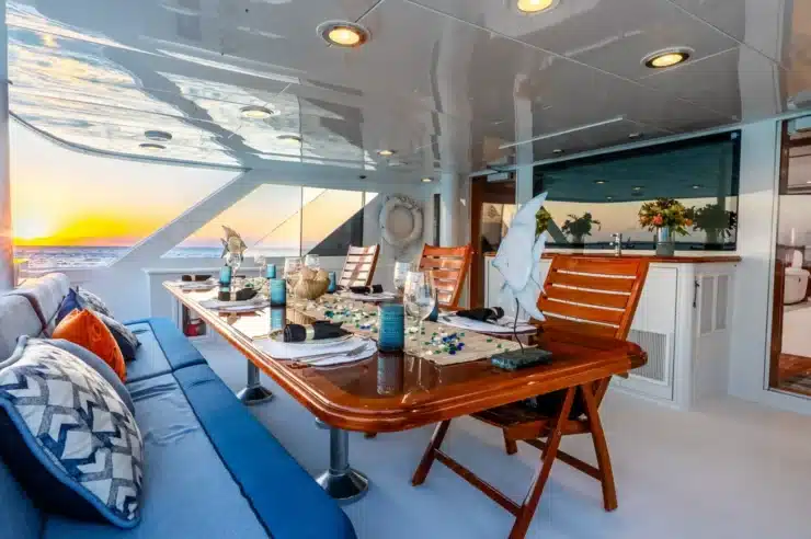 Yacht Charter ESCAPE Hatteras exterior