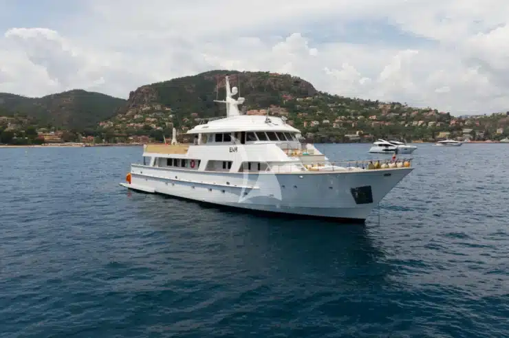 Yacht Charter EVA Cheoy Lee exterior
